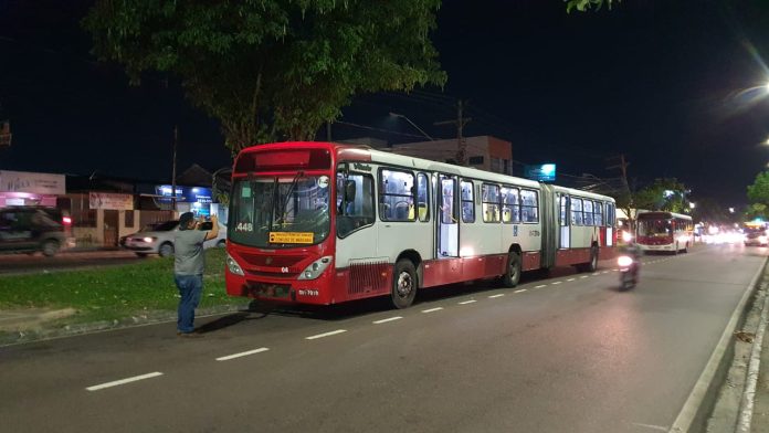 Quatro criminosos armados assaltam ônibus da linha 448