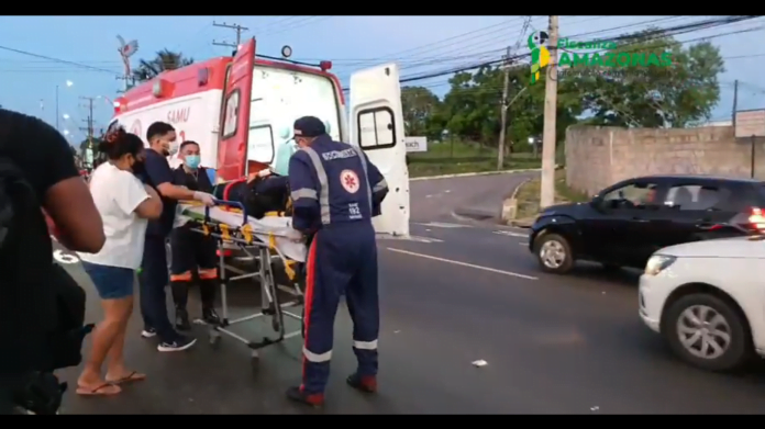 Mulher fica feriada após bater moto na traseira de uma picape