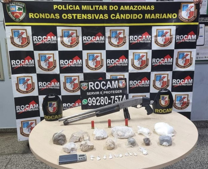 Homens são presos com armas e drogas em boca de fumo na Glória