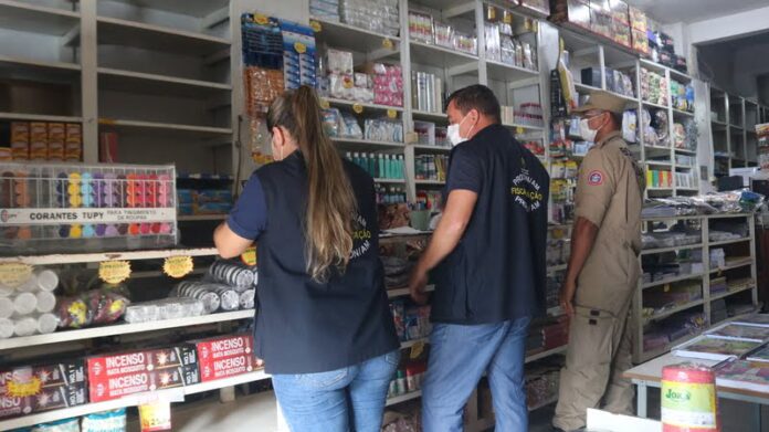 Após a queima de fogos de artifício para celebrar o aniversário de um facção criminosa que atua na capital amazonense, equipes da Central Integrada de Fiscalização (CIF), coordenada pela Secretaria de Segurança Pública (SSP-AM), realizaram, na manhã de sexta-feira (11), uma fiscalização em 15 estabelecimentos que vendem o produto em Manaus