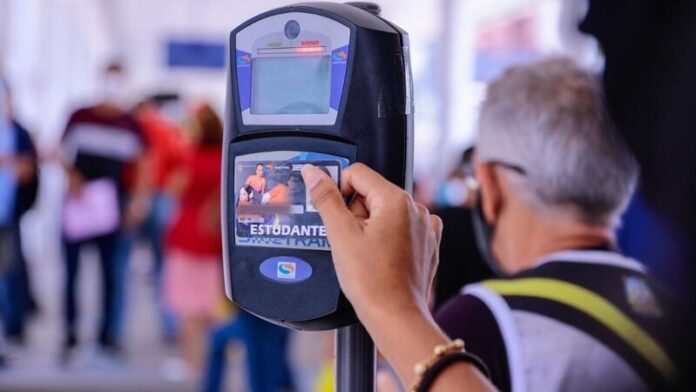 Benefício que vai assegurar viagem gratuita de ônibus aos alunos de escolas públicas estaduais e municipais, o Passe Livre Estudantil começa a valer a partir desta segunda-feira (14)