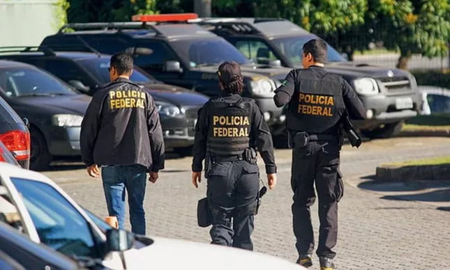 Na manhã desta quarta-feira (9), a Polícia Federal expediu e cumpriu dois mandados de busca e apreensão, um no município de São Luís (MA) e outro em Sapucaia do Sul (RS), além de outro mandado de busca pessoal durante a Operação Falsas Promessas visa combater o tráfico de pessoas nos dois estados