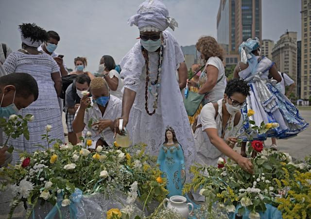 Odoyá! Hoje é dia de festa no mar, dia de Iemanjá (Foto de Carl de Souza/AFP via Getty Images)