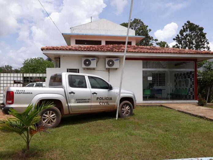 Acusados de cometer furtos e roubos de lanchas, canoas, motores de popa e rabetas no município de Caapiranga (a 134 quilômetros de Manaus), Adriano Garcia dos Santos, 30, e Ismael de Lima do Nascimento, 34, foram presos durante a Operação Recaptura, deflagrada por volta das 6h deste domingo