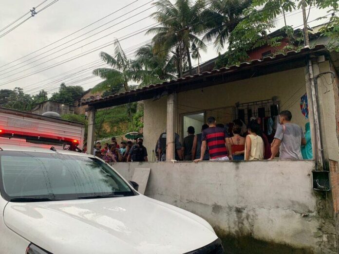 Na tarde desta sexta-feira (11), dois criminosos, não identificados, chegaram a pé na residência de Waldimar Cabral Alves, 35, na Rua Vitória Beatriz, bairro Colônia Terra Nova, zona Norte de Manaus, e dispararam sete tiros contra ele