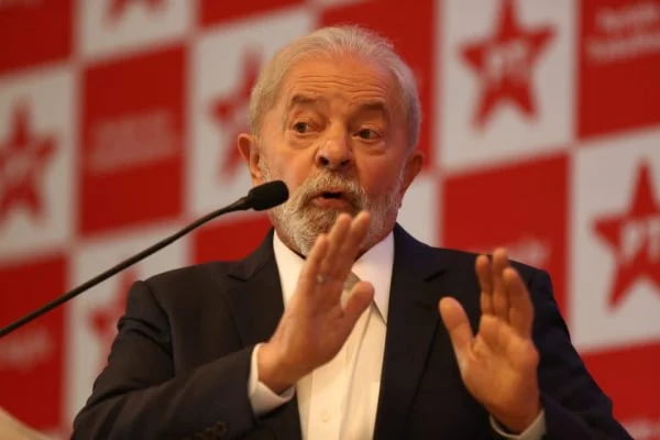 Pesquisa Quaest/Genial para as eleições presidenciais de 2022, divulgada nesta quarta-feira (16), mostra o ex-presidente Luiz Inácio Lula da Silva (PT) à frente na disputa, com 45% das intenções de voto no primeiro turno. Em segundo lugar, o presidente Jair Bolsonaro (PL) recebeu 25% das menções