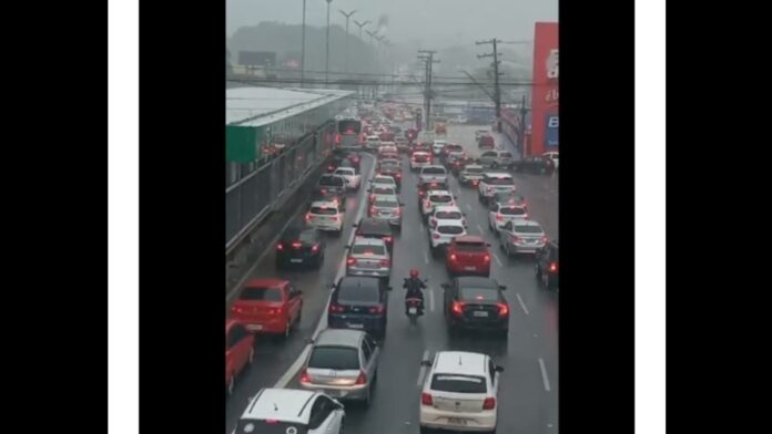 Trecho da avenida Torquato Tapajós fica alagado