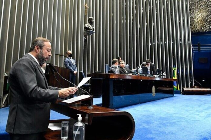 O Senado aprovou ontem (15) a Lei Paulo Gustavo, que prevê repasse de R$ 3,8 bilhões para ações emergenciais no setor cultural em todo o país. Segundo o projeto de lei (PL), os recursos virão do atual superávit financeiro do Fundo Nacional de Cultura (FNC)