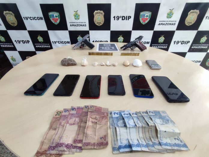 Dupla é presa com armas, drogas e mais de R$ 40 na BR-174