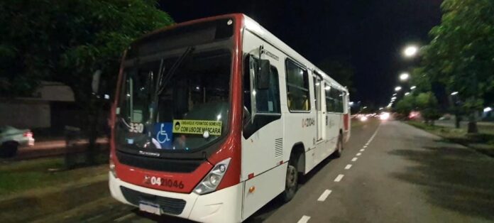 Troca de tiros durante assalto a ônibus da linha 330