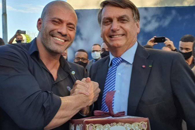 Bolsonaro concede perdão a Daniel Silveira