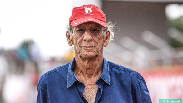 O técnico do São Raimundo, Aderbal Lana, convocou os torcedores a comparecerem ao estádio da Colina, zona Oeste de Manaus, onde o Tufão enfrenta o Porto Velho na terceira rodada da série D do Campeonato Brasileiro