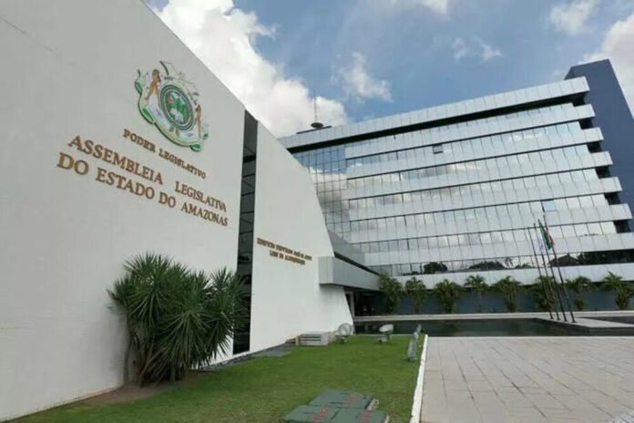 O deputado Wilker Barreto (Cidadania) abriu pronunciamento na sessão desta terça-feira (12) da Assembleia Legislativa do Amazonas (Aleam) chamando a atenção para um problema que vem se repetindo há meses: a ausência de parlamentares nos expediente da Casa. Segundo o parlamentar, o período de definições partidárias com foco nas eleições deste ano tem influenciado colegas a abandonarem o parlamento