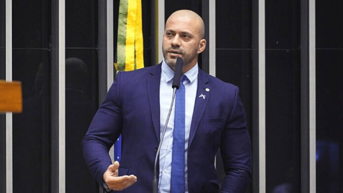 O deputado Daniel Silveira (PTB-RJ) admitiu nesta terça-feira (26) que estava sem tornozeleira eletrônica. O parlamentar utilizava o equipamento desde o dia 31 de março, por determinacão do ministro do Supremo Tribunal Federal (STF) Alexandre de Moraes