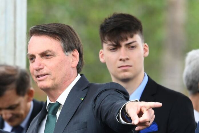 Jair Renan Bolsonaro, o filho 04 do presidente Jair Bolsonaro (PL), deve prestar depoimento à Polícia Federal, na tarde desta quinta-feira (7), no âmbito de uma investigação que apura a possível prática dos crimes de tráfico de influência e lavagem de dinheiro