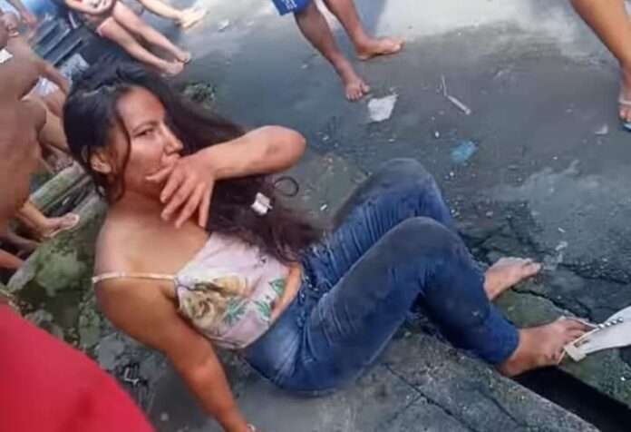 Suspeita de assalto é presa após ser agredida por populares