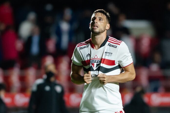 Calleri pede desculpas após quebrar celular de palmeirense