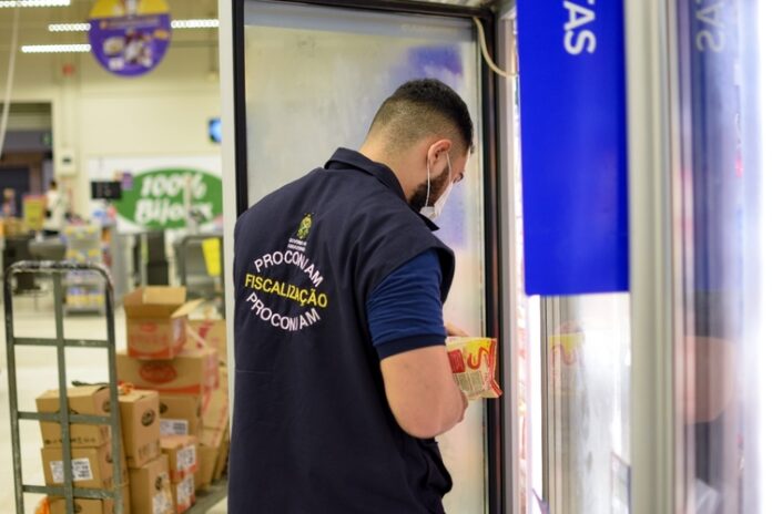 Supermercado é autuado por produtos estragados em Manaus