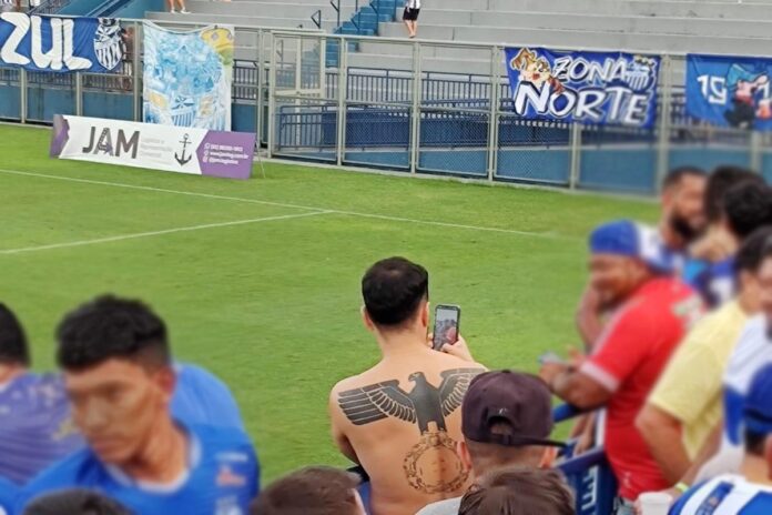 Homem é flagrado com tatuagem nazista em jogo do São Raimundo-AM