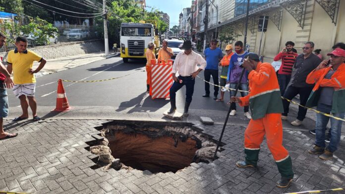 Trânsito é interditado no Centro de Manaus para reparo em galeria