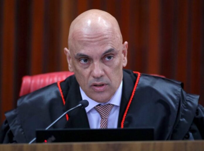 O ministro do Supremo Tribunal Federal (STF), Alexandre de Moraes, aplicou mais uma multa — desta vez, de 105 mil reais — contra o deputado Daniel Silveira (PTB-RJ) pelo descumprimento de ordem de uso da tornozeleira eletrônica