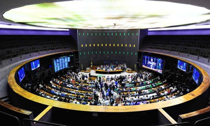  Câmara dos Deputados aprovou nessa quarta-feira (4) um projeto de lei que fixa em R$ 4.750 o piso nacional salarial de enfermeiros. O texto, aprovado por 449 votos a 12, ainda deve ser sancionado pelo presidente Jair Bolsonaro