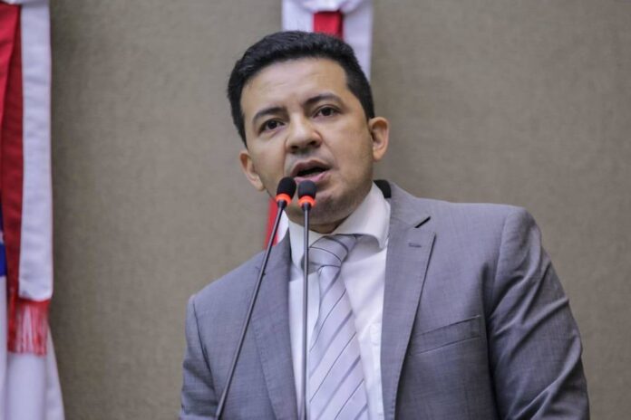 Dois Projetos de Lei (PLs) em tramitação na Assembleia Legislativa do Amazonas (Aleam) tratam do porte de armas para oficiais de justiça e atiradores desportivos. As propostas são de autoria do deputado Delegado Péricles (PL) e devem entrar na pauta da Casa até a próxima quarta-feira (25)