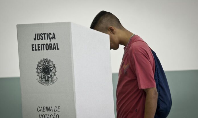 O número de eleitores na faixa etária entre 16 e 18 anos que tirou o título de eleitor no período de cadastro eleitoral, nos quatro primeiros meses deste ano, registrou aumento de 47,2% em relação ao mesmo período em 2018