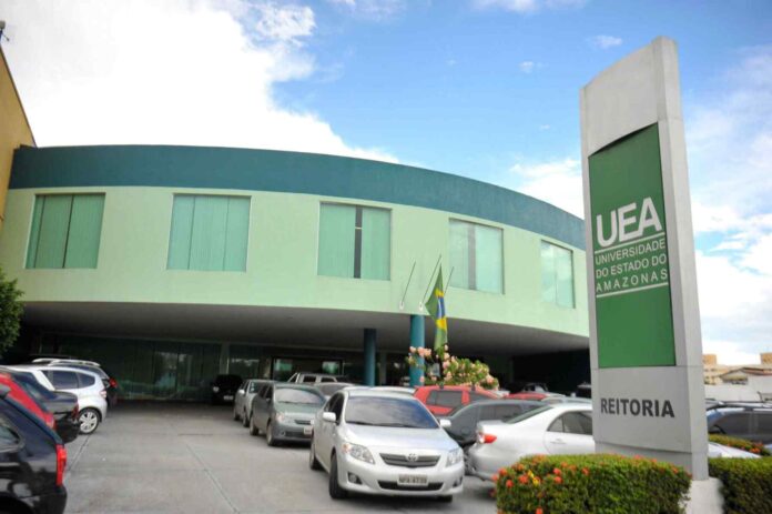 A Universidade do Estado do Amazonas (UEA) divulgou o edital e convocação para matrícula institucional, referente ao Vestibular e ao Sistema de Ingresso Seriado (SIS) 2021, acesso 2022, 1ª etapa, 2ª chamada, que acontecerá no período de 16 a 18 de maio