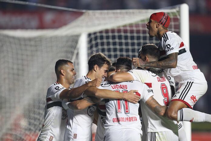 Em noite de clássico, São Paulo derrota o Santos no Brasileirão