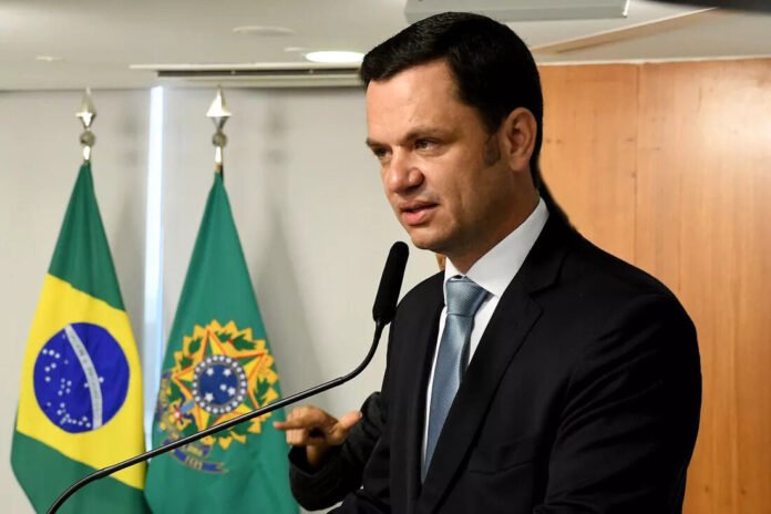 O ministro da Justiça, Anderson Torres, publicou neste domingo (26) em uma rede social uma mensagem na qual disse que não citou operações da Polícia Federal em conversa com o presidente Jair Bolsonaro durante a viagem que eles fizeram aos Estados Unidos no início deste mês