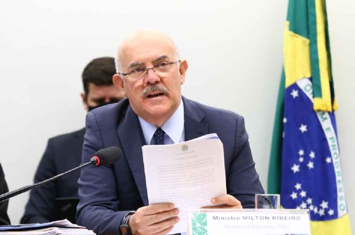 A Polícia Federal deflagrou nesta quarta-feira (22) uma operação que tem como alvos o ex-ministro da Educação Milton Ribeiro e pastores suspeitos de montar um gabinete paralelo para autorizar liberação de verbas dentro do MEC