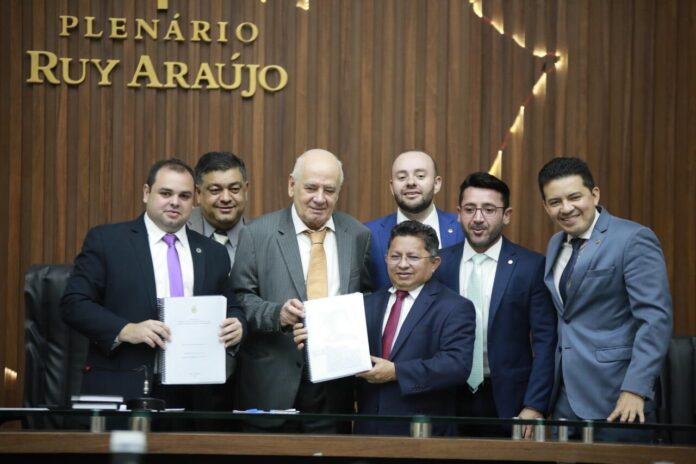 O presidente da CPI da Amazonas Energia, deputado Sinésio Campos (PT-AM), entregou nesta quarta-feira (1º) ao presidente da Assembleia Legislativa do Amazonas (Aleam), Roberto Cidade (UB), o relatório da comissão sobre irregularidades cometidas pela empresa contra consumidores na capital e interior do estado