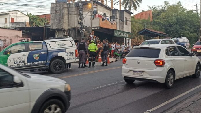 Homem morre após ser esmagado por carreta em Manaus