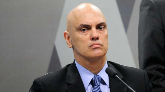 O ministro Alexandre de Moraes, presidente em exercício do Tribunal Superior Eleitoral (TSE), deu dois dias para que o presidente Jair Bolsonaro se manifeste em uma ação movida por partidos da oposição que acusam o presidente da República de incitar a violência e proferir discursos de ódio