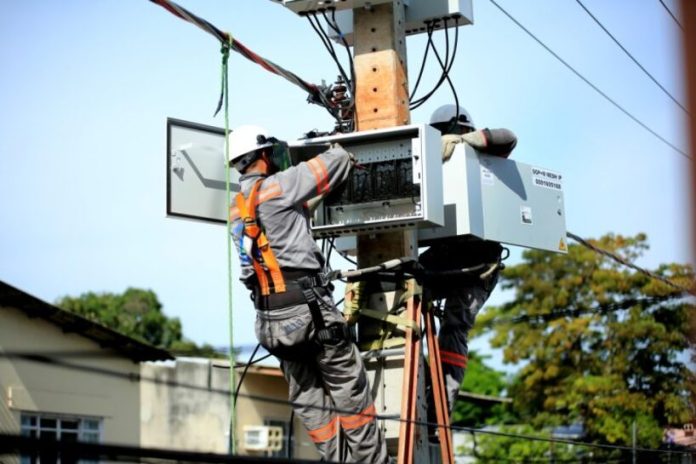 O presidente da Assembleia Legislativa do Amazonas (Aleam), Roberto Cidade (União Brasil), sancionou o projeto de lei (PL) n.º 5.981, que proíbe as concessionárias e  permissionárias do de energia elétrica e água a instalar aparelhos do Sistema de Medição Centralizada (SMC)