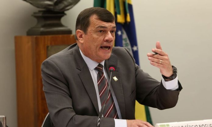 As Forças Armadas apresentaram nesta quinta-feira (14), no Senado, uma proposta de votação paralela no dia da eleição com cédulas de papel. A recomendação foi feita pelo ministro da Defesa, general Paulo Sérgio Nogueira