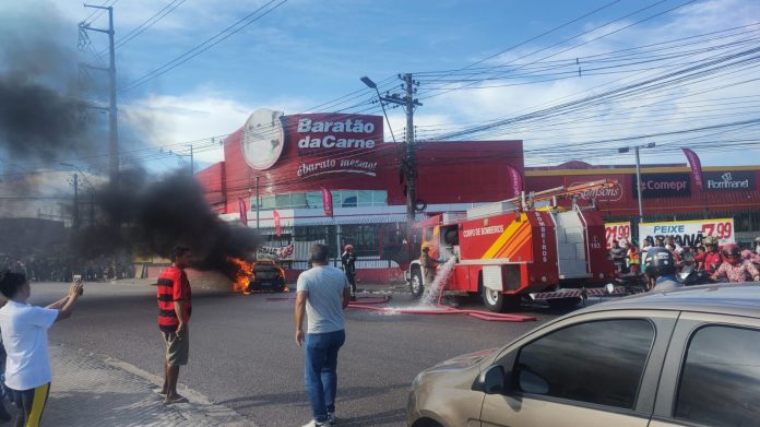 Vídeos: carro pega fogo e fica totalmente destruído na Bola do Produtor