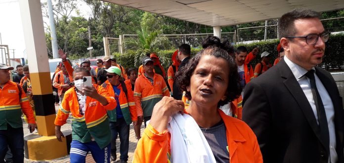 Garis protestam por direitos trabalhistas dentro da CMM