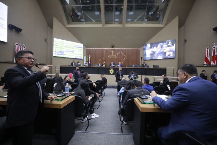 A Assembleia Legislativa do Amazonas (Aleam) aprovou nesta quarta-feira (10) o projeto de lei (PL) n.º 3664/22, que determina a redução do Imposto sobre Comercialização de Mercadorias e Serviços (ICMS) sobre operações internas com querosene de avião e gasolina de aviação