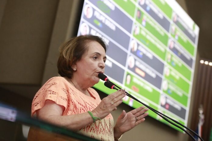 Os deputados Serafim Corrêa (PSB) e Therezinha Ruiz (PSDB) comemoraram, na tribuna da Assembleia Legislativa do Amazonas (Aleam), o pagamento de R$ 57 milhões do Fundo de Manutenção e Desenvolvimento do Ensino Fundamental e de Valorização do Magistério (Fundef)