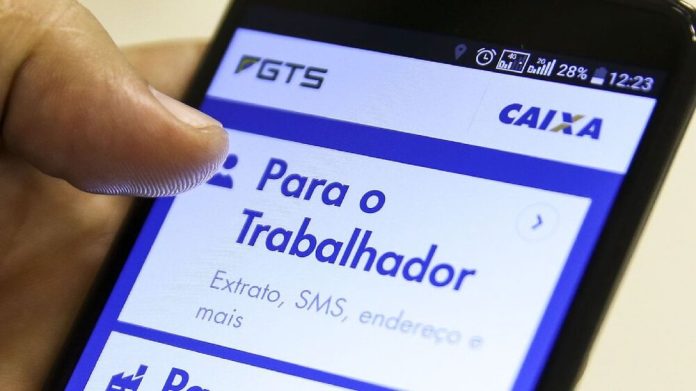 A Caixa Econômica Federal informou nesta quinta-feira (25) que os trabalhadores podem consultar e solicitar o saque de valores relativos ao PIS/Pasep por meio do aplicativo do Fundo de Garantia por Tempo de Serviço (FGTS)