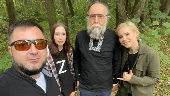 A jornalista e cientista política Darya Dugina, filha do pensador russo Alexánder Dugin, morreu na noite de sábado (20), após a explosão de um Toyota Land Cruiser