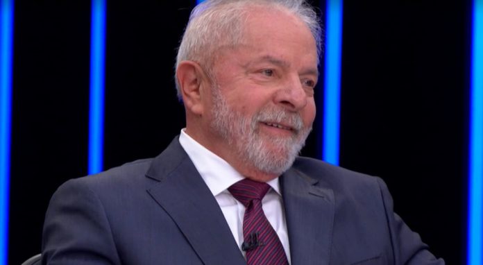 Após reunião com auxiliares, o ex-presidente Luiz Inácio Lula da Silva decidiu não participar do debate que será transmitido pela Band no domingo (28) caso seu principal adversário, Jair Bolsonaro (PL), resolva não comparecer ao encontro