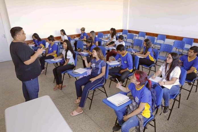 Parlamentares denunciaram em sessão da Assembleia Legislativa do Amazonas (Aleam) desta quarta-feira (3) a tentativa de advogados de obter vantagem do pagamento do Fundo de Manutenção e Desenvolvimento do Ensino Fundamental e de Valorização do Magistério (Fundef) relativo a precatórios devidos a professores do ensino público que lecionaram no período de 1998 a 2006