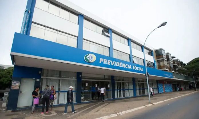 O Instituto Nacional do Seguro Social (INSS) divulgou nesta quinta-feira (15) o edital do concurso público para 1.000 vagas de técnico do seguro social