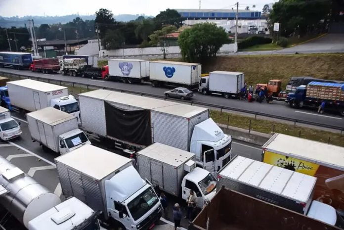 Os pagamentos das quintas e sextas parcelas do auxílio para caminhoneiros e taxistas foram adiantados para os dias 19 de novembro e 10 de dezembro, respectivamente