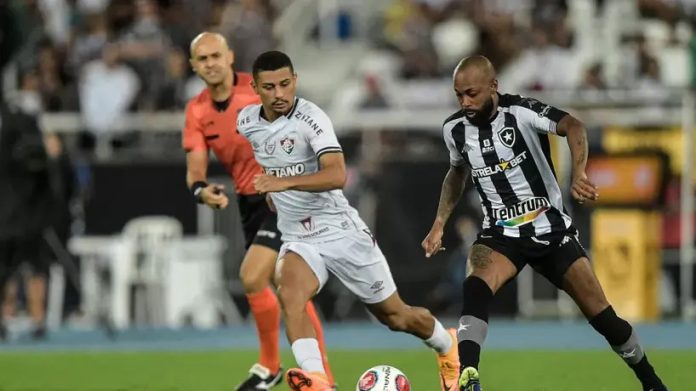 Fluminense e Botafogo protagonizam, a partir das 16h (horário de Brasília) deste domingo (23) no estádio do Maracanã, mais um clássico válido pela 33ª rodada da Série A do Campeonato Brasileiro