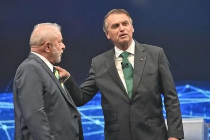 Os candidatos Luiz Inácio Lula da Silva (PT) e Jair Bolsonaro (PL) participaram, na noite desse domingo (16), do primeiro debate do segundo turno da eleição presidencial