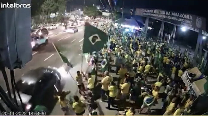 Motorista arrasta cones e assusta manifestantes no CMA